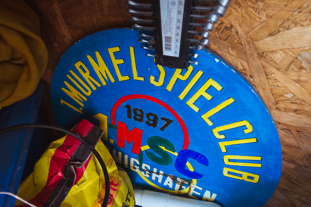 Im Fundus des Murmelspielclubs zeigt ein Schild, dass schon seit 1997 in Ludwigshafen professionell gespielt wird.