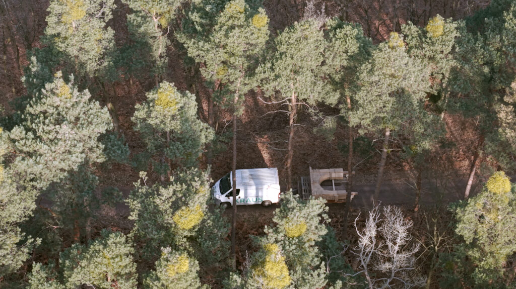 Eine Drohnenaufnahme zeigt den Weg des rekonstruierten Friedrichsbühler Tors in den Bellheimer Wald. Foto: K2 Fachbüro
